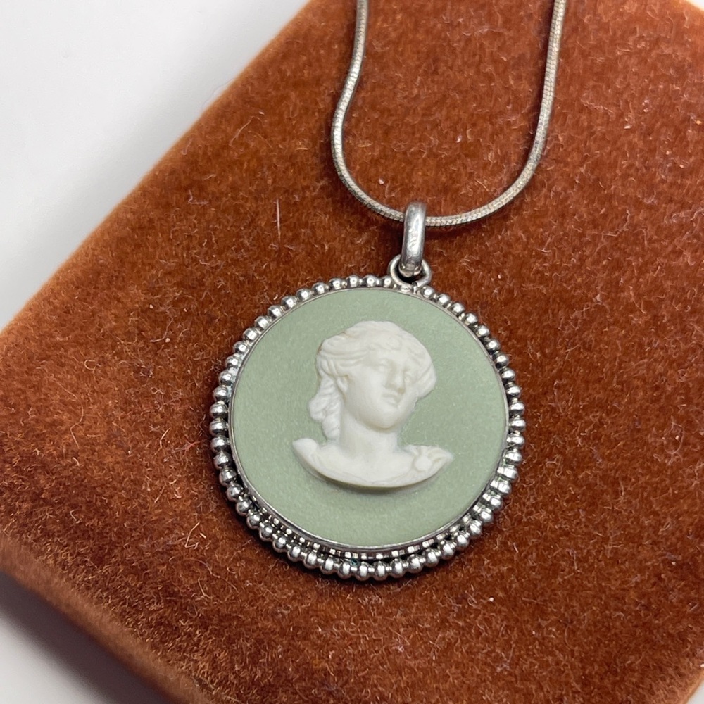 Vintage Wedgwood England green jaspeware cameo necklace pendant round silver